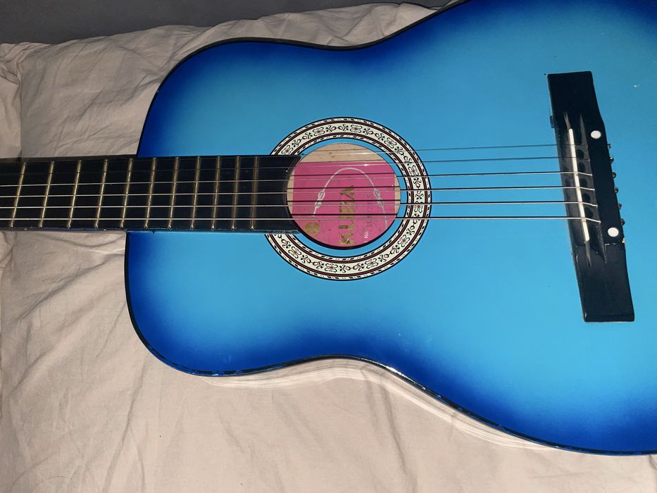 гитара акустическая синего цвета