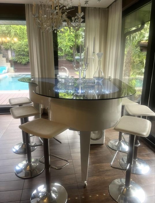 Бял роял от естествено дърво, стъкло и с електронно пиано-Yamaha