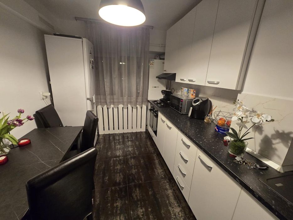 Apartament cu 3 camere  de închiriat