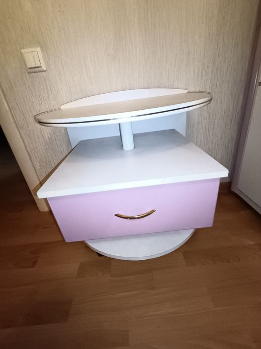 Продам. Столик 25000, тумбочка 5000.