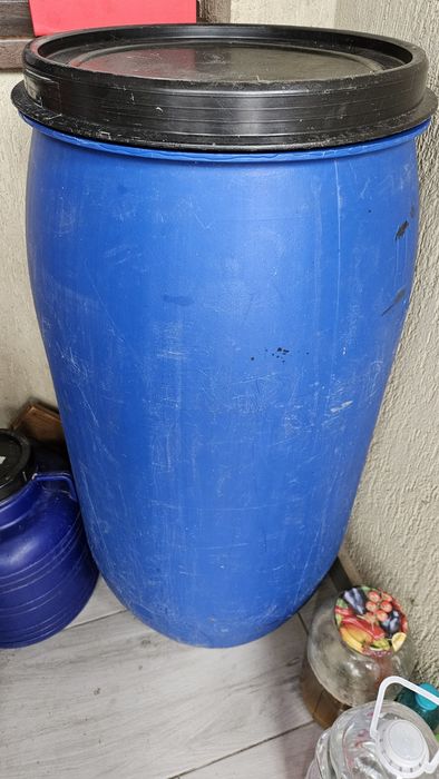 Butoi plastic 120-150L cu capac, stare bună