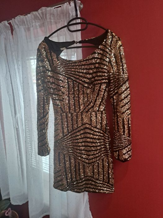 Златиста рокля с гол гръб