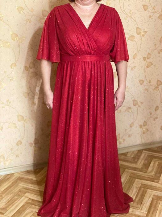 Шикарное вечернее платье на праздник.