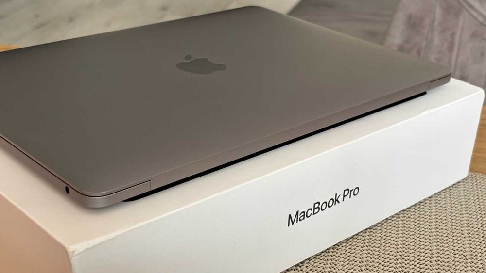 Apple MacBook Pro 13" M1, 16GB RAM / 256GB SSD, в отлично състояние