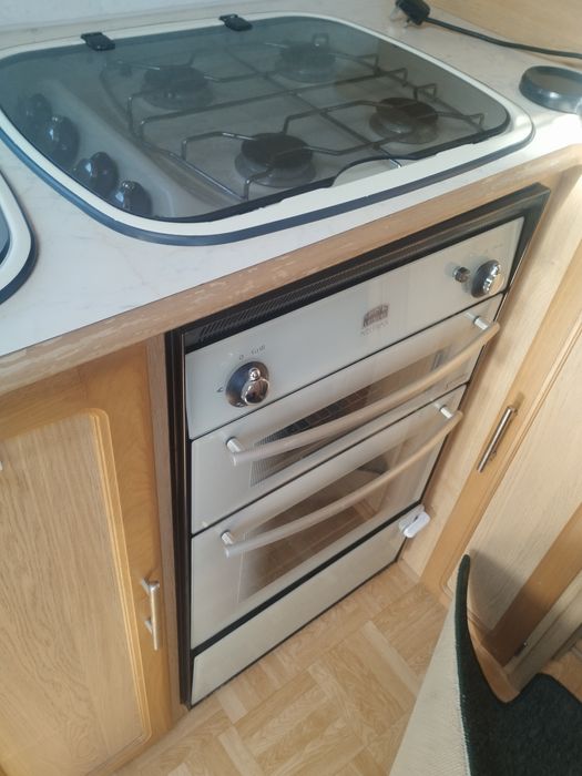 Печка с фурна и котлони за каравана кемпер на газ