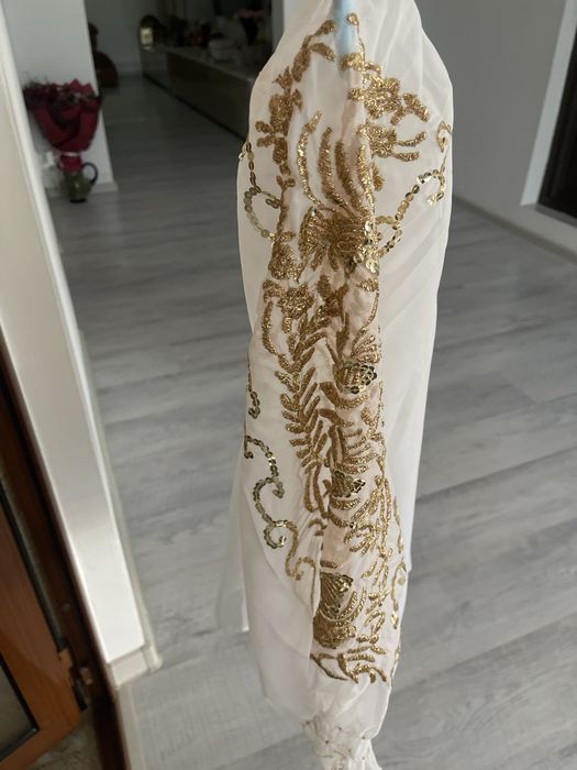 Vand ie , costum  popular  cu fir auriu si paete