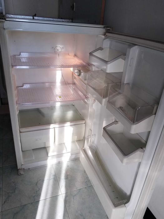 Малък хладилник за вграждане Ariston 160 литра