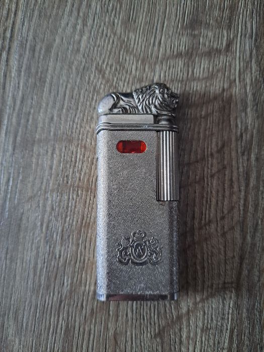 Brichetă vintage de colecție CONQUEROR – Model cu cap de leu și blazon, anii '70-'80