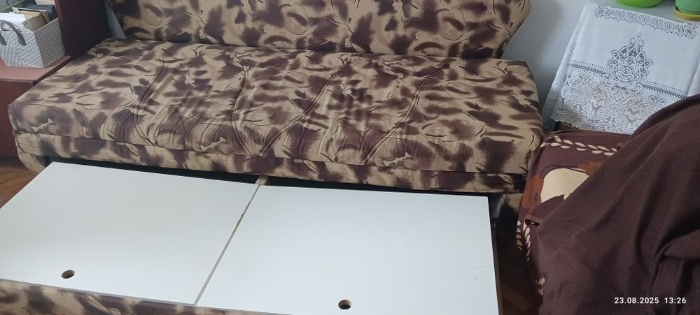 Дом и градина.Разтегателни дивани.