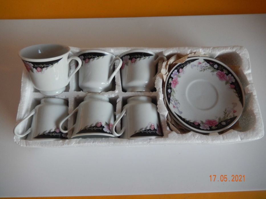 3 seturi de cafea fine porcelain si inca 2