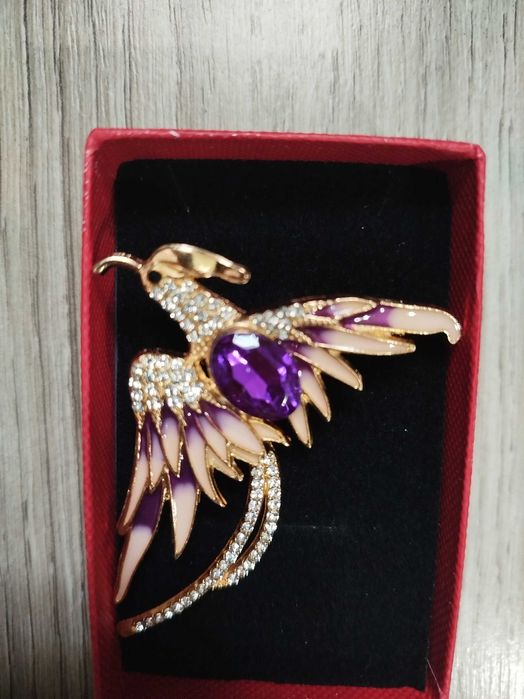 Страхотни брошка в кутия