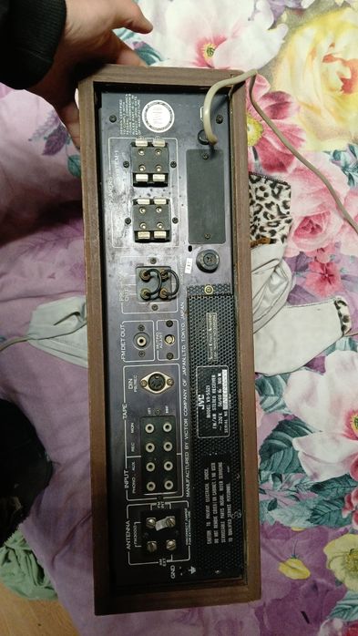 Acesta este un receiver stereo vintage JVC VR-5521,