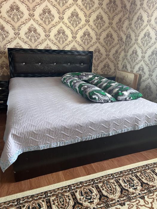 Кровать двухспальная с матрасом + комод на 4 полки с зеркалами