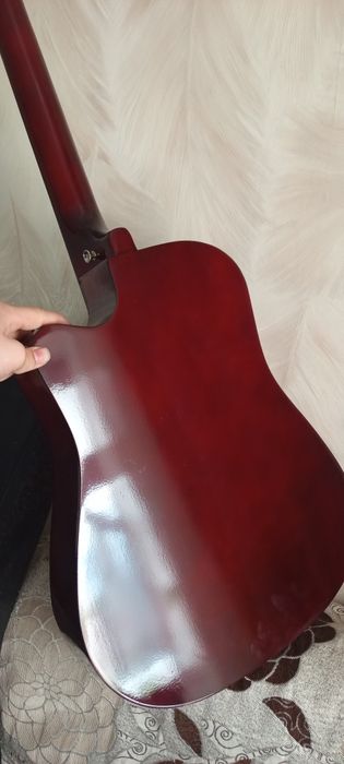 Продам гитару в хорошем состояние