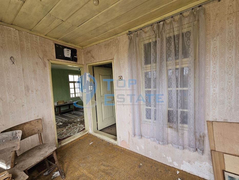 Двуетажна къща с голям двор в село Върбица, област Велико Търново