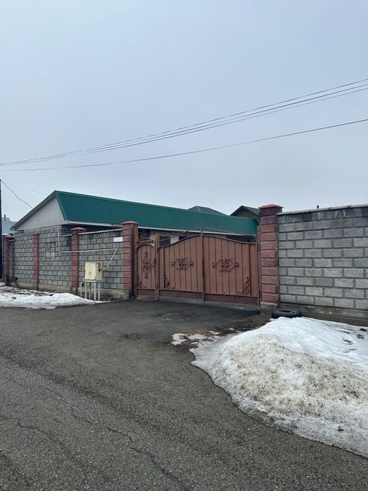 Үй сатылады, жақсы жерде орналасқан.
