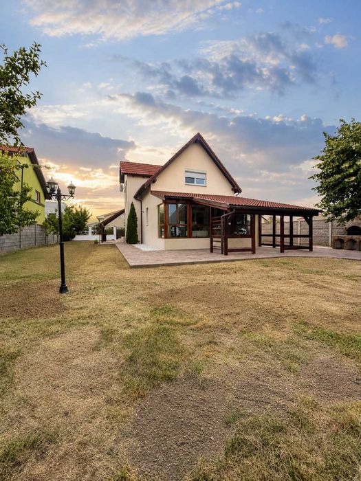 Proprietar vând casă individuală, 5 camere ,2 băi, teren 630 mp