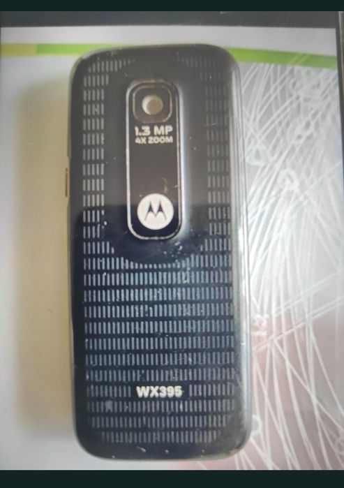 Telefon Motorola cu taste și camera, mic, compact, robust, foarte practic.