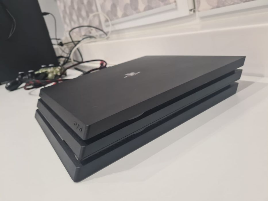Продаю PS4 Pro в отличном состояний