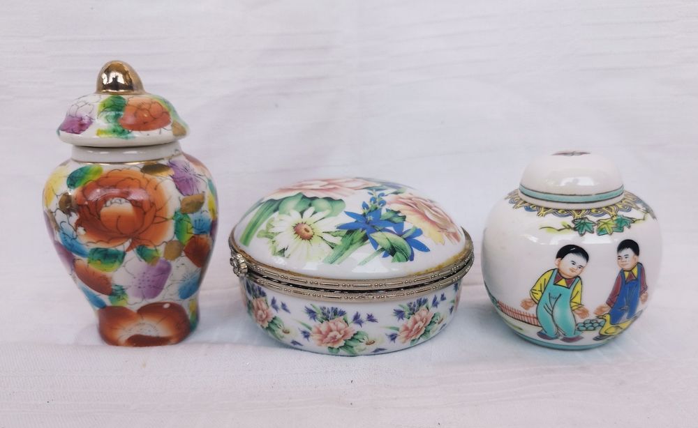 Lot cutie pentru bijuteri si recipiente din porțelan, colectia Regency