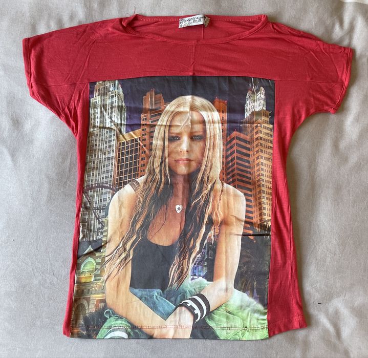 Tricou roșu casual cu imprimeu urban – Stil unic și confortabil