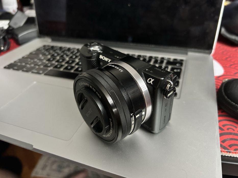 Sony A5000 + Obiectiv 35mm + Accesorii