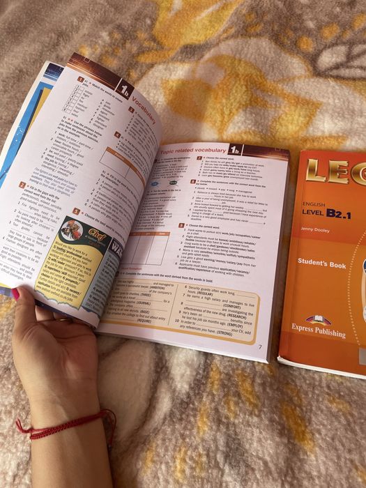 Продавам ЧИСТО НОВИ учебник и учебна тетрадка по Английски език