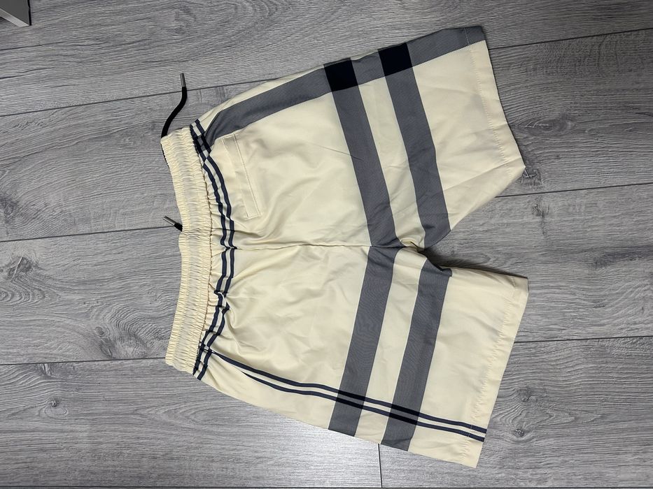 Sort Burberry