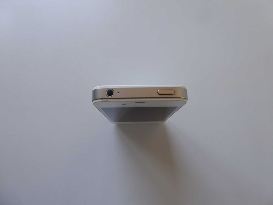 Телефон Apple iPhone 4S