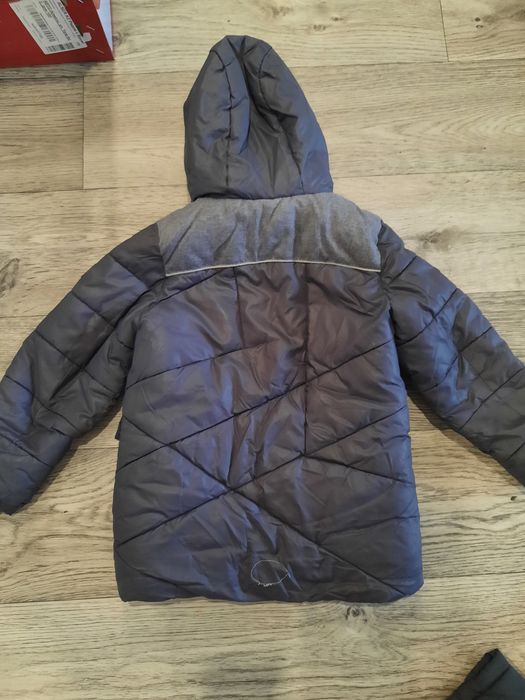 Продам димесезонию куртку.