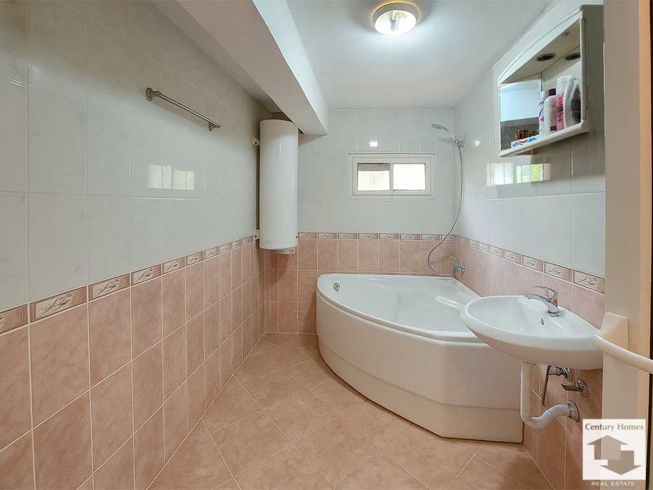 190026 Просторна триетажна къща с голям двор в село Караманово