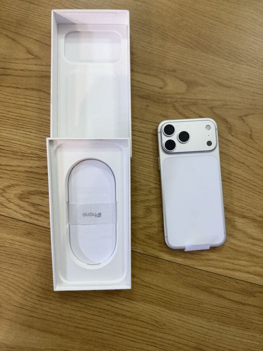 Като нов iPhone 17 pro max 256gb white 27 цикъла