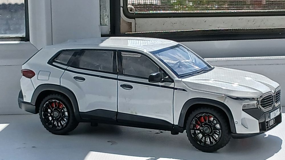 Продаю машинку,белый BMW THE XM
