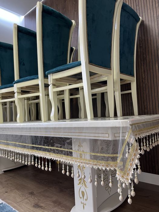 Стол стулья для гостей