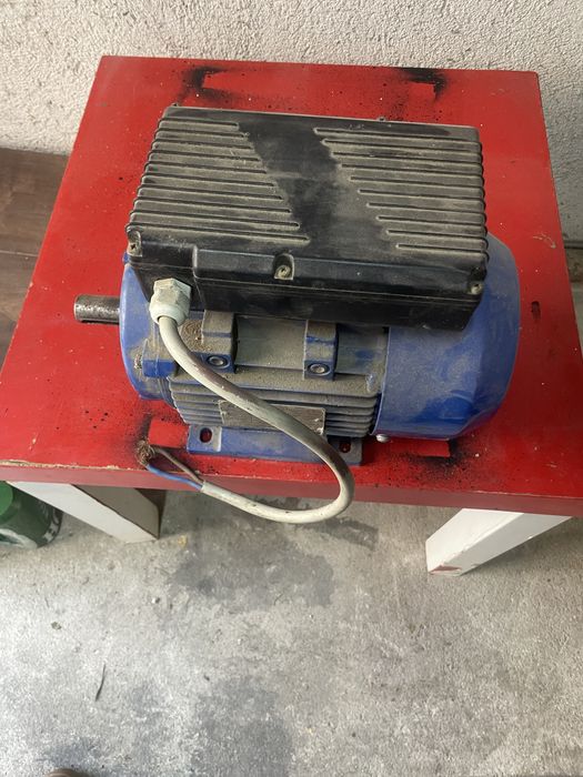 трифазен електромотор