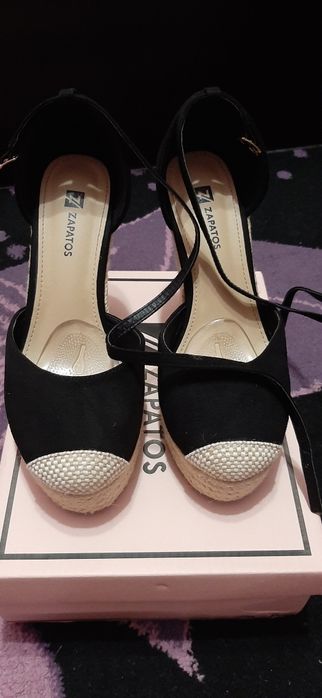 Сандали на ток Zapatos