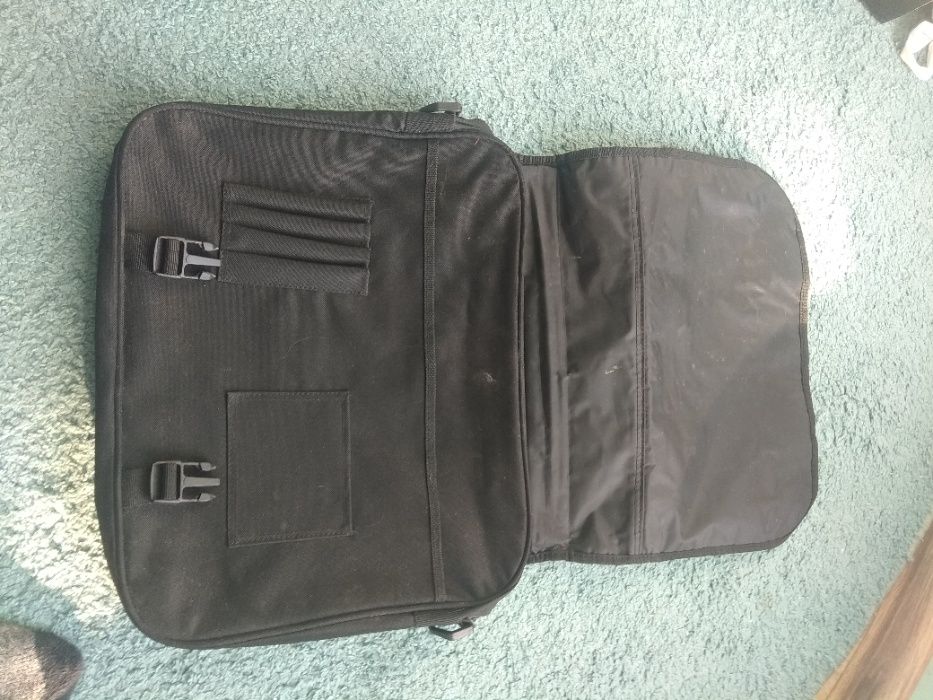 Продавам чанта за лаптоп 15 инча