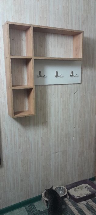 Продам обувницу и вешалка.