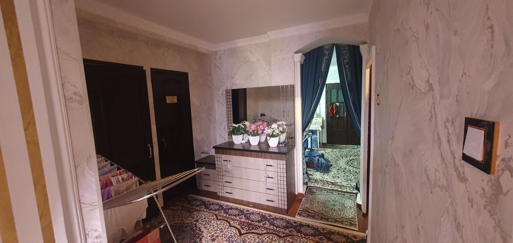 Продаётся 4-комнатная квартира в Якасарайском районе