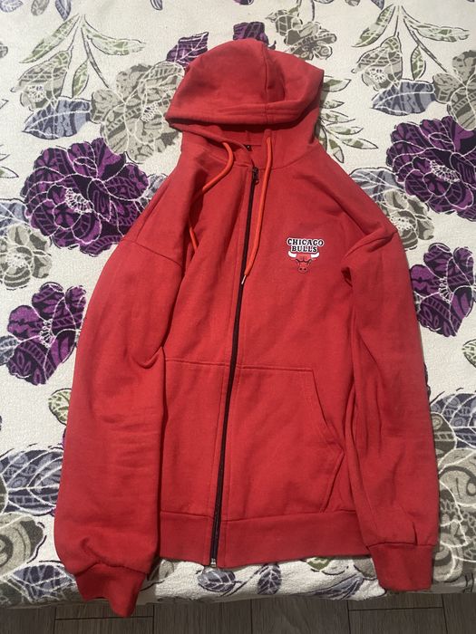 Pantaloni de blugi hanorac si adidasi