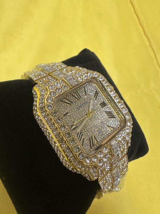 Часовник- Cartier-чудесна изработка има и кутия