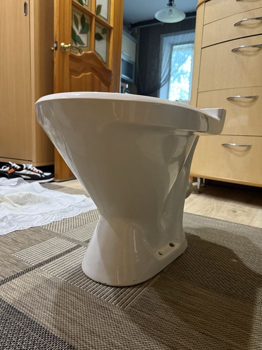 Унитаз белый в хорошем состоянии