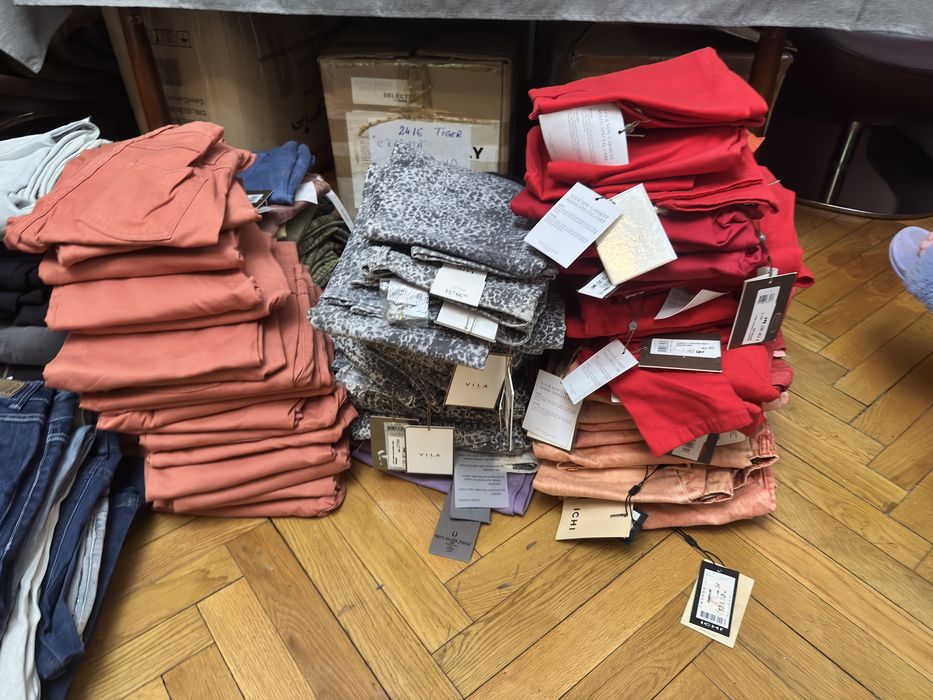 Stoc haine iarna noi cu eticheta (blugi,sacouri,pulovere)