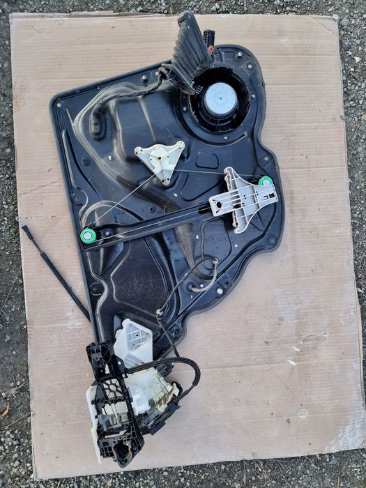 Vând macara cu broască usi spate pentru passat b6 combi.