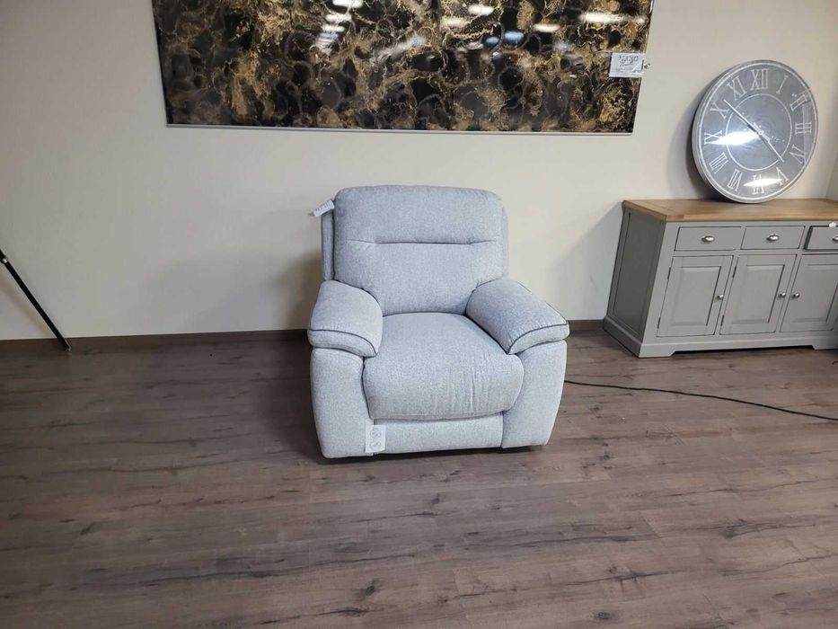 Светло сив фотьойл от плат с електрически релаксиращ механизъм