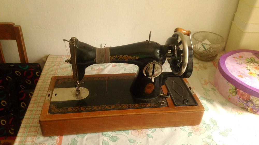 Машинка швейная ручная