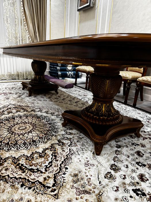 Стол и 12 стулья