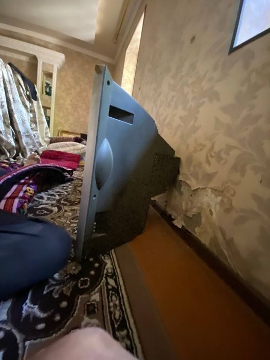 Televizor va stol sotiladi