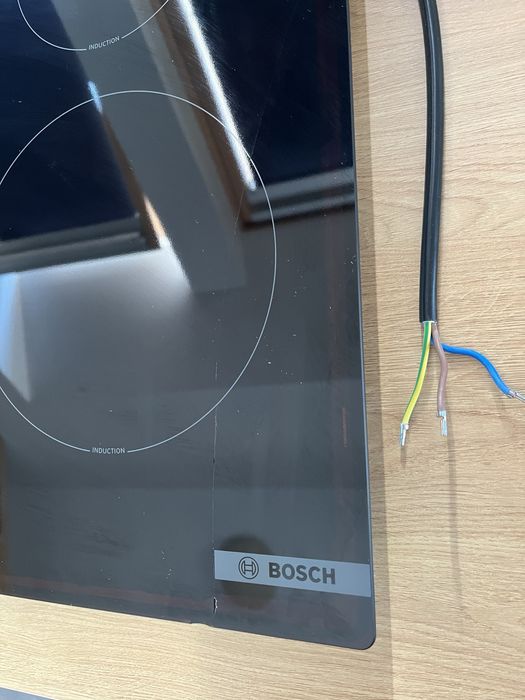 BOSCH Индукционен плот 60 cm Черно, монтаж над плот без рамка