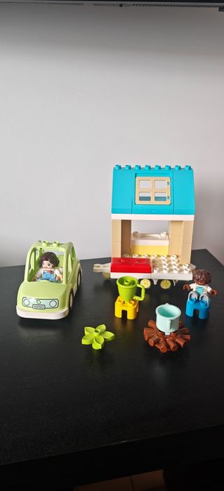 Lego Duplo 10986 - Casa de familie pe roti (camping)